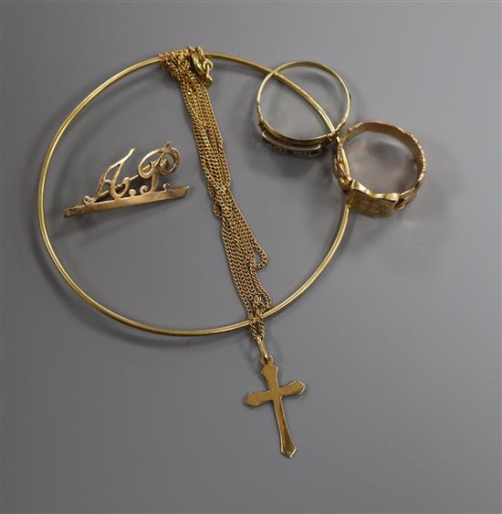 A 750 yellow metal initial brooch and wire bangle, a cross on 18ct gold chain, an 18ct gold ring and a signet ring (tests as 14ct)